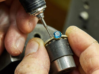 مخراج کاری (هنر نشاندن سنگ روی فلزات)