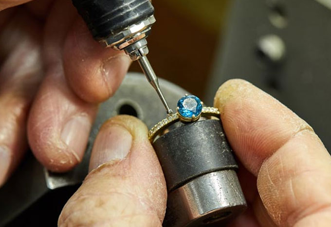 مخراج کاری (هنر نشاندن سنگ روی فلزات)